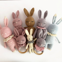 Зайче ръчна изработка, подарък за бебе, розово зайче, бебешка дрънкалка, плетена играчка, снимка 5 - Други - 40227587