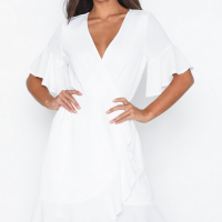AX PARIS нова дамска рокля с волани в бял цвят р-р M/L (EU 40 - UK 12), снимка 3 - Рокли - 44599319