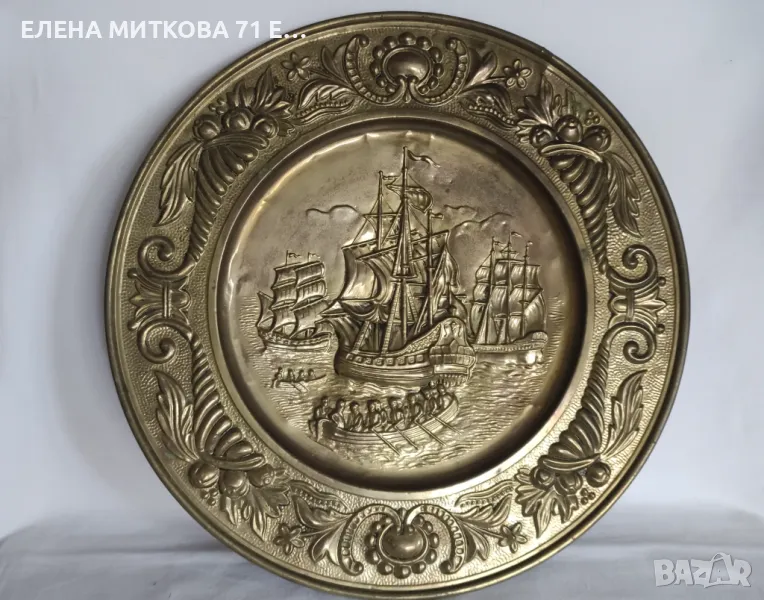 Голяма английска стенна чиния от релефен месинг, снимка 1