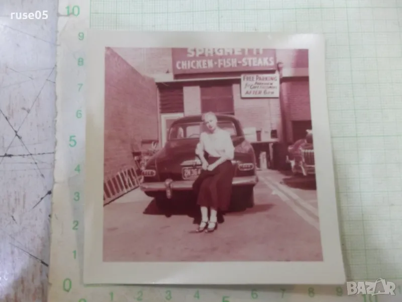 Снимка стара на жена пред колата в Америка - 2, снимка 1