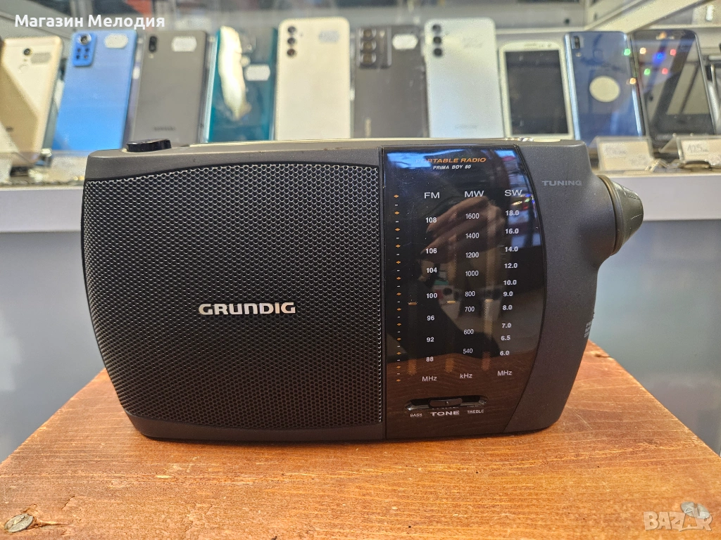 Радио Grundig Prima Boy 80 С проблем. Работи само на средни икъси вълни., снимка 1