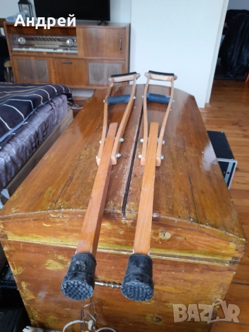 Стари дървени патерици