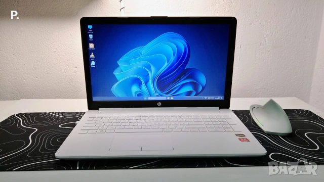 Бял лаптоп HP, с чанта, отличен! 