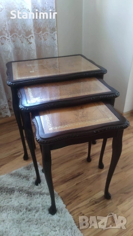 Масивни помощни масички с дърворезба и кожа