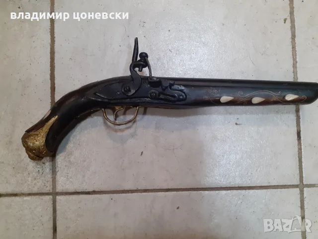 Стар кремъчен пистолет,пищов,богато украсен със седеф и сребърни набивки,механизма зарежда ,щрака