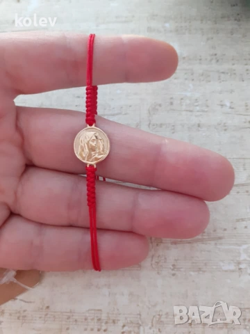 златна Богородица (кръгла) в гривна червен конец
