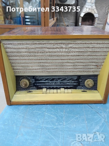 Стар радиограмфон Латвия.