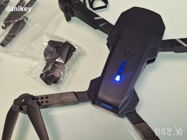 Дрон с двойна камера и WiFi 4 батерии и много резервни перки с проблем, снимка 3 - Електрически играчки - 52488470