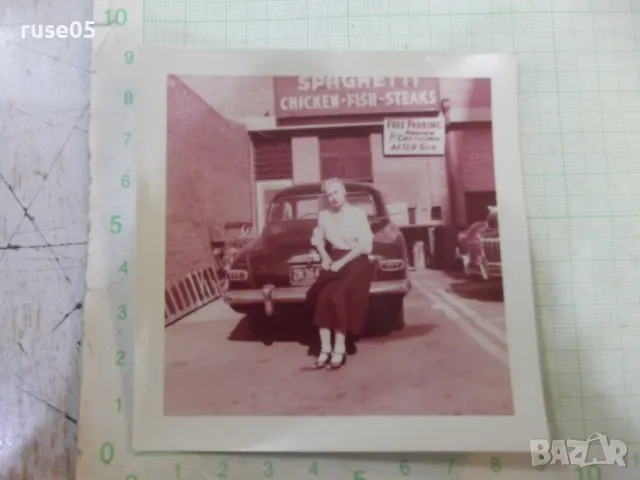 Снимка стара на жена пред колата в Америка - 2