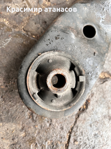 Носач преден десен за Тойота Аурис.2006-2012г, снимка 2 - Части - 44673415