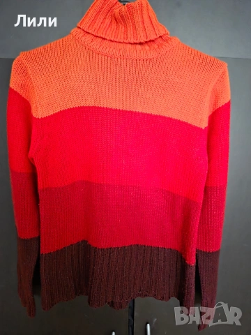 Дамски пуловер с поло яка в червено, оранжево и винено чернено и лилаво.