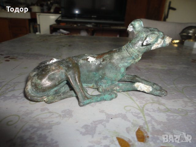 Малка бронзова пластика куче хрътка 19 век , снимка 1 - Колекции - 39947376