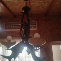 Ръчно изработен таванен полилей от 5 броя еленски рога.  Нестандартен и интересен полилей, който зад, снимка 4 - Полилеи - 42725986