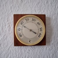 Продавам класически старинен български ретро механичен стенен термометър с дървена подложка от 60-те, снимка 1 - Декорация за дома - 39877624
