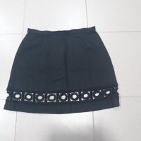 Черна къса пола с интересен изрязан мотив, United colours of Beneton, снимка 2 - Поли - 31356445