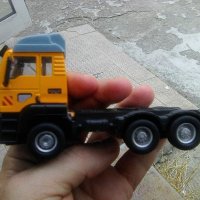 Умален модел на камион влекач без ремаркето., снимка 1 - Коли, камиони, мотори, писти - 42366362