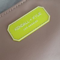 Дамска бежова чанта Kendall + Kylie, снимка 7 - Чанти - 39833829