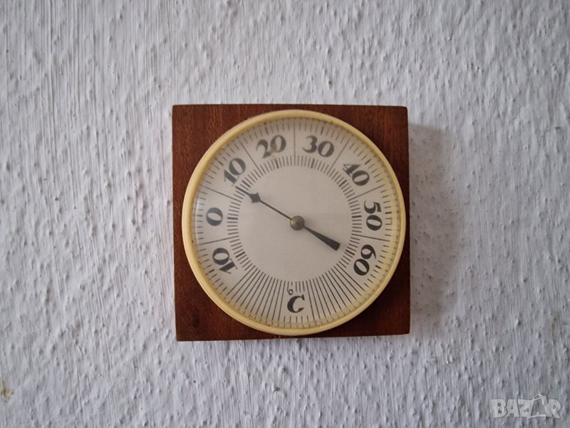 Продавам класически старинен български ретро механичен стенен термометър с дървена подложка от 60-те, снимка 1