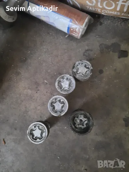 Секретни болтове за всички видове автомобили триъгълници йелеци и др., снимка 1