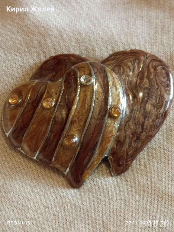 ВИСУЛКА във ФОРМАТА на ДВЕ СЪРЦА с КАФЯВ и ЗЛАТИСТ ЕМАЙЛ и КРИСТАЛИ 39853, снимка 1