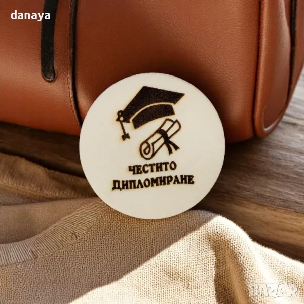 5901 Дървена кръгла плочка сувенир Честито Дипломиране, 6.5 cm, снимка 1