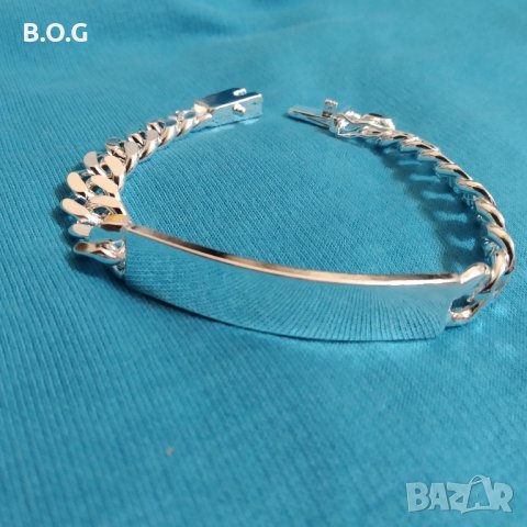 Нова, сребърна масивна гривна с плочка. В подарчна кутия.