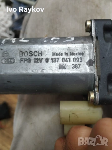 Заден , десен мотор за стъкло за Mercedes Benz ML W163 , 9137041093 , снимка 2 - Части - 51208171