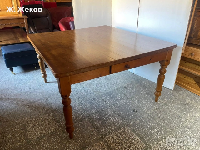 Масивна трапезна маса