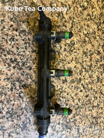 Бензинова рейка + дюзите за Volkswagen Polo Hatchback IV (10.2001 - 12.2005) 1.2 12V, 64 к.с., снимка 2 - Части - 52378014