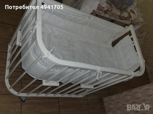 Продавам бебешко легло като ново е има си матрак и е с колелца 