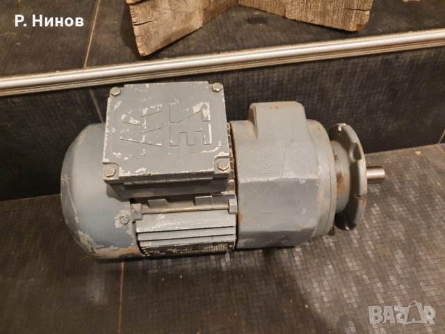 Монофазен ел.двигател/електромотор/електродвигател - редуктор 0.55 kW 100 оборота