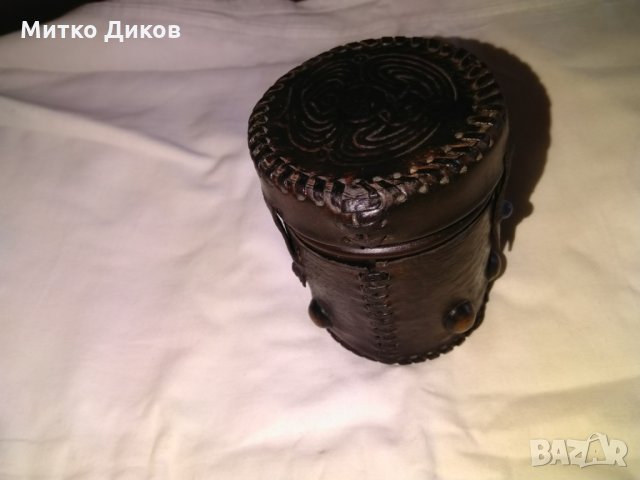 Метална медна чашка с обвивка естествена кожа с инкрустации от соца винтидж, снимка 4 - Колекции - 29428594