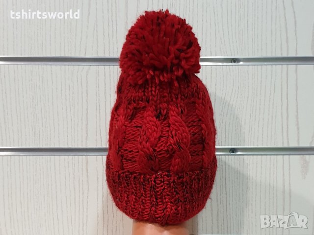 Нова дамска зимна червена шапка с пух/помпон, снимка 9 - Шапки - 31692242