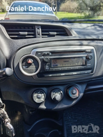 Toyota yaris 1.0 vvti 2013г, снимка 6 - Автомобили и джипове - 54099500