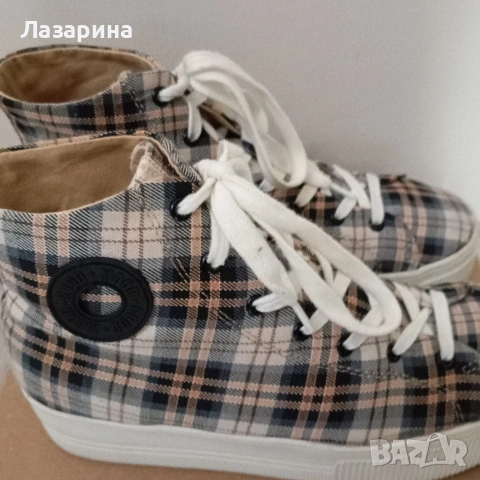 Високи сникърси Bershka