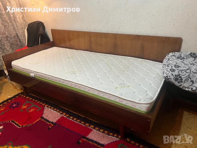 Продавам две легла