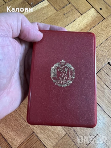 Значка-медал за майчинство с кутия , снимка 3 - Антикварни и старинни предмети - 50995475