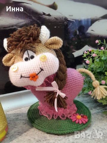 Подарок ”Влюбена кравичка”, Плетена играчка, Ръчно изработена, Перфектен подарък , снимка 2 - Романтични подаръци - 31569226
