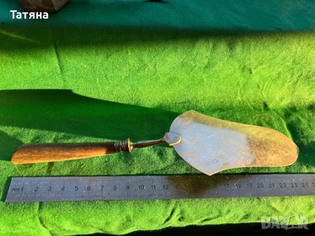 Стара винтидж лопатка с резба за торта с дръжка от рог, снимка 2 - Антикварни и старинни предмети - 48088650