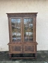 Масивна ретро витрина с дърворезба и стъклени врати, снимка 9