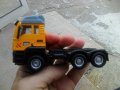 Умален модел на камион влекач без ремаркето., снимка 1 - Коли, камиони, мотори, писти - 42366362