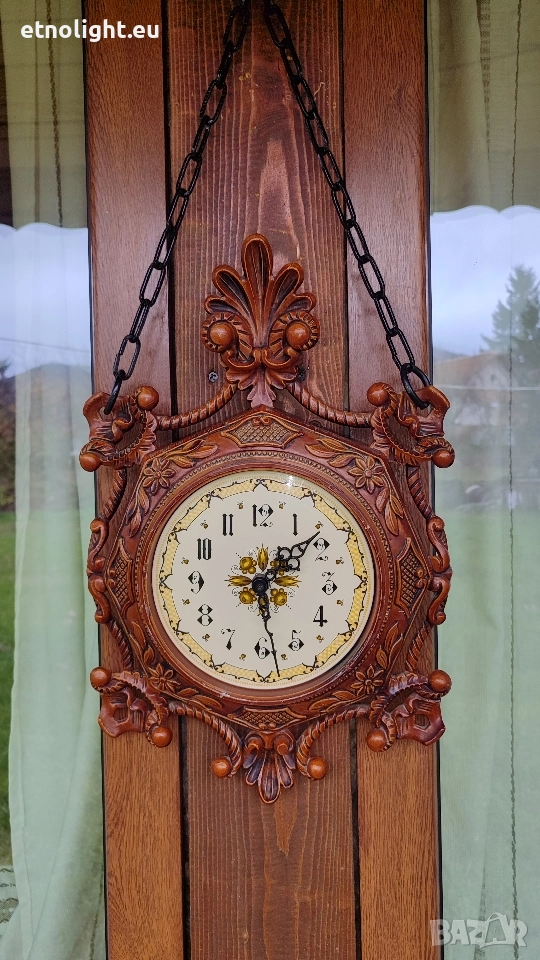 Винтидж стенен часовник с красиви орнаменти и циферблат, със синджири , снимка 1