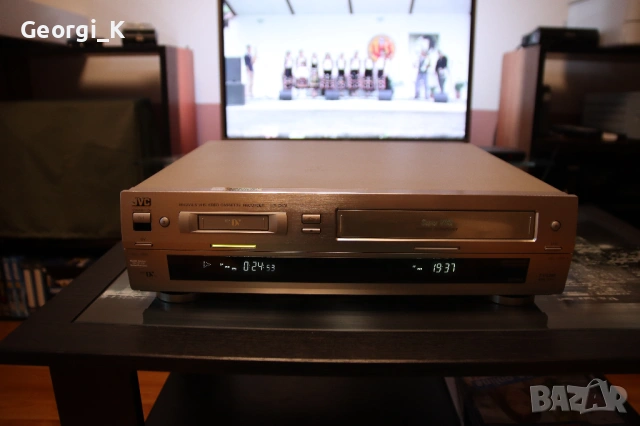JVC HR-DVS1 видео рекордер SVHS и MiniDV, снимка 3 - Плейъри, домашно кино, прожектори - 54099444