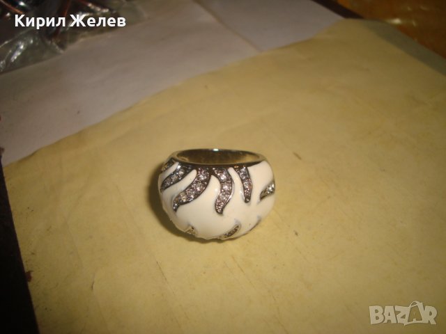 СТИЛЕН КРАСИВ ЕМАЙЛИРАН КРИСТАЛЕН АРТ ПРЪСТЕН с БЯЛА ПОЗЛАТА 27611, снимка 6 - Пръстени - 37420140