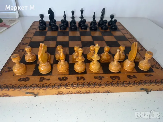 Шах с дървени фигупи