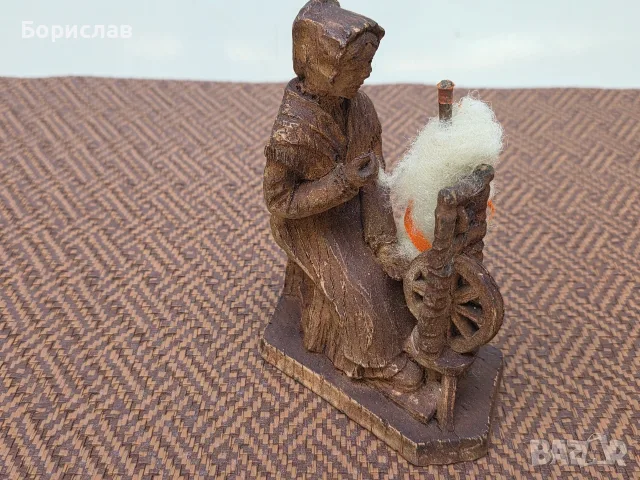 Дървена статоетка - жена предачка