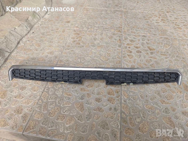 96442715. Решетка преден капак за Шевролет каптива. 2006-2010г