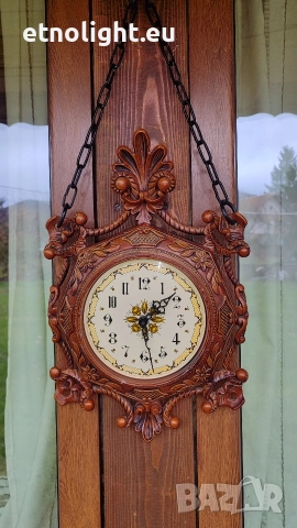 Винтидж стенен часовник с красиви орнаменти и циферблат, със синджири 