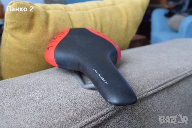 Седалка Fizik Antares Червена, снимка 2 - Аксесоари за велосипеди - 52546870