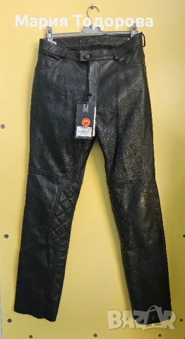 Нов, мъжки, кожен мото панталон Triumph, размер 32 / S